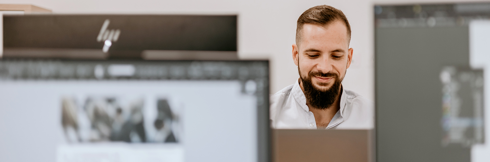 © Chriss Gallery : Joachim travaille sur un webdesign